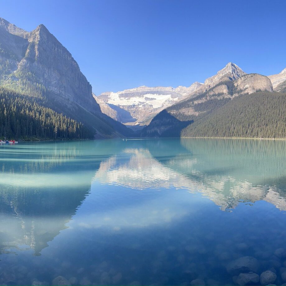 A beautiful lake with mountains behind it.